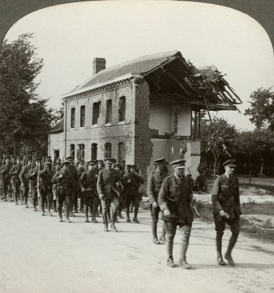 Londense Territorials op mars, La Bassee Road, Noord-Frankrijk, Eerste Wereldoorlog door Realistic Travels Publishers