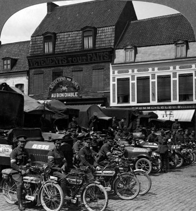 Vrachtwagens en motorfietsen van het Indian Army Corps, Merville, Frankrijk, Eerste Wereldoorlog, 1914-1918 door Realistic Travels Publishers