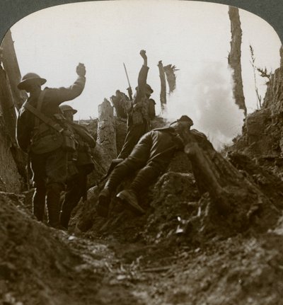 Noordelijke troepen bombarderen een Duitse machinegeweerpositie, Polygon Wood, 20e eeuw door Realistic Travels Publishers