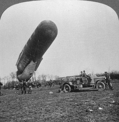 Observatieballon op het punt om op te stijgen, Eerste Wereldoorlog, c1914-c1918 door Realistic Travels Publishers