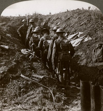 Officier kijkt hoe zijn mannen een schuilplaats binnengaan om een Duitse aanval te vermijden, Eerste Wereldoorlog, 1914-1918 door Realistic Travels Publishers
