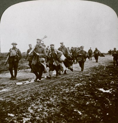 Pruisen gevangen door Old Contemptibles in de opmars bij Pozieres, Eerste Wereldoorlog door Realistic Travels Publishers
