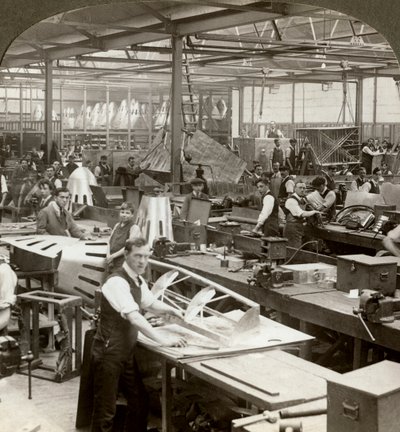Plaatwerkers in een vliegtuigfabriek, Eerste Wereldoorlog door Realistic Travels Publishers