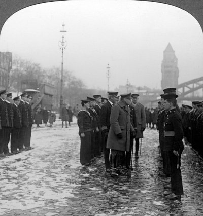Sir Douglas Haig inspecteert matrozen, Eerste Wereldoorlog door Realistic Travels Publishers