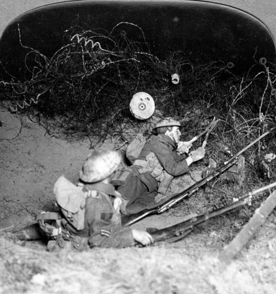 Soldaten snijden door prikkeldraadverdedigingen, Oppy, Frankrijk, Eerste Wereldoorlog, 1914-1918 door Realistic Travels Publishers