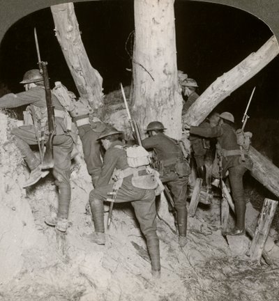 Soldaten verlaten een loopgraaf voor een nachtelijke aanval bij Messines, België, Eerste Wereldoorlog, 1914-1918 door Realistic Travels Publishers