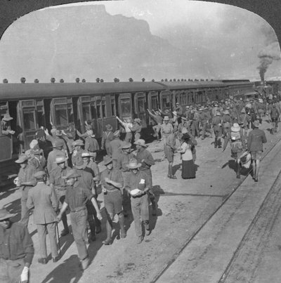 Soldaten van de Wiltshire Rifles stappen in een trein, Kaapstad, Zuid-Afrika, Eerste Wereldoorlog, c1915 door Realistic Travels Publishers