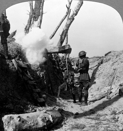Soldaten wachten in de loopgraven om over de top te gaan, Eerste Wereldoorlog, 1914-1918 door Realistic Travels Publishers