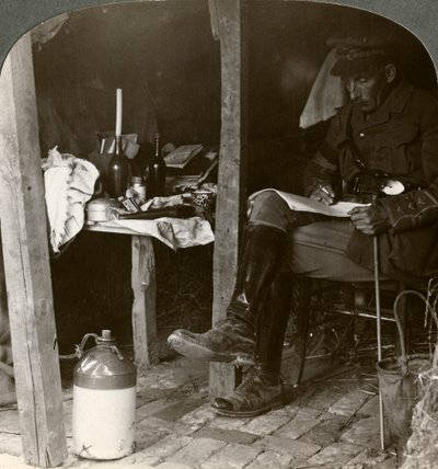 Staf officier in een schuilplaats bestudeert details voor een offensief, Eerste Wereldoorlog, 1914-1918 door Realistic Travels Publishers