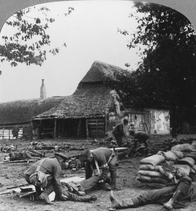 Brancarddragers zorgen voor gewonden bij een geïmproviseerd eerste hulp post, Eerste Wereldoorlog, ca. 1914-1918 door Realistic Travels Publishers
