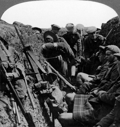 Brancarddragers verwijderen een gewonde officier, Eerste Wereldoorlog, 1914-1918 door Realistic Travels Publishers