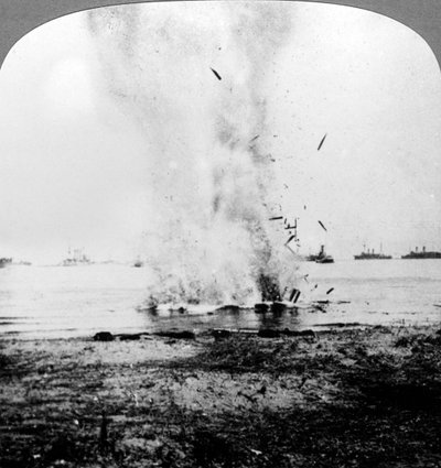 Gevangen Duitse onderzeeër naar de kust gedreven en vernietigd, Eerste Wereldoorlog, 1914-1918 door Realistic Travels Publishers