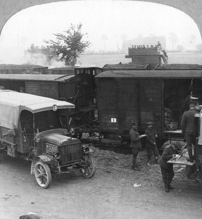 Troepen en voorraden worden van een spoorwegknooppunt naar de vuurlinie gebracht, Eerste Wereldoorlog, c1914-c1918 door Realistic Travels Publishers