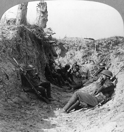 Troepen wachten in een loopgraaf bij Arras, Frankrijk, Eerste Wereldoorlog, ca. 1914-ca. 1918 door Realistic Travels Publishers