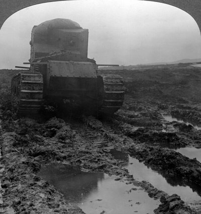 Whippet tank op een modderig slagveld, Morcourt, Frankrijk, Eerste Wereldoorlog, 1918 door Realistic Travels Publishers