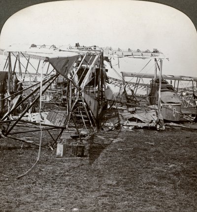 Wrak van een Duitse bommenwerper die probeerde door de luchtafweer te breken, Eerste Wereldoorlog, 1914-1918 door Realistic Travels Publishers