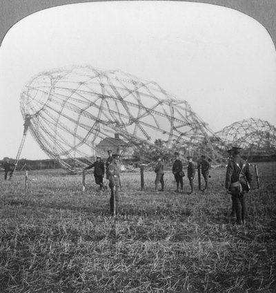 Zeppelin neergeschoten bij Colchester, Essex, Eerste Wereldoorlog, 1916 door Realistic Travels Publishers