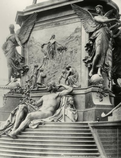 Berlijn, monument Kaiser Wilhelm I., sokkel door Reinhold Begas