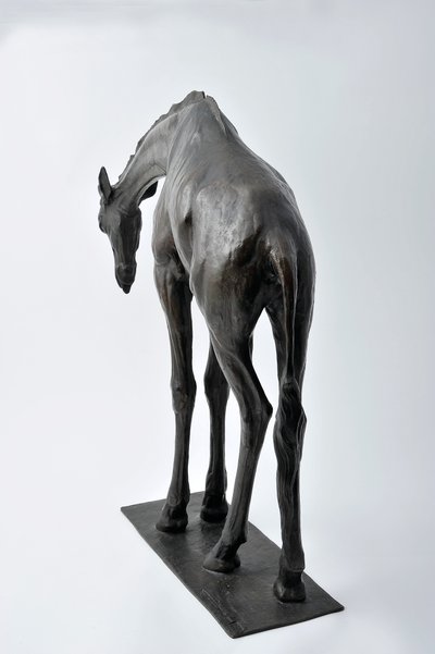 Grote giraffe met gebogen hoofd, gemodelleerd 1909-10, gegoten voor 1913 door Rembrandt Bugatti