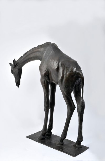 Grote giraffe met gebogen hoofd, gemodelleerd 1909-10, gegoten voor 1913 door Rembrandt Bugatti