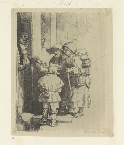 Bedelende familie ontvangt een aalmoes aan de deur van een huis door Rembrandt van Rijn