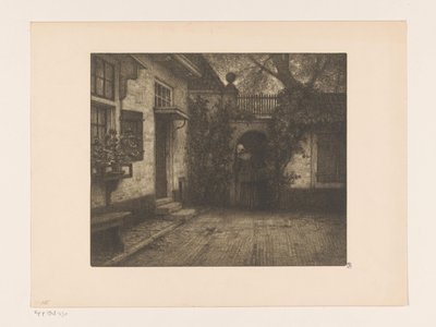 Plein voor een huis met een vrouw bij een poort, in de schemering door René Janssens