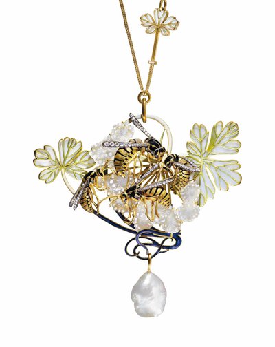 Een Art Nouveau emaille, diamanten en parel hangerketting door Rene Jules Lalique
