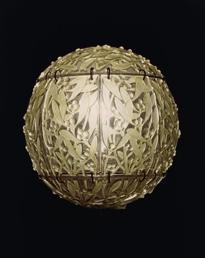 Boule de Gui, een groen gekleurde hanglamp door Rene Jules Lalique