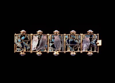 Armband met gouden, glazen, geëmailleerde en chalcedoon uilen en bladeren door Rene Jules Lalique