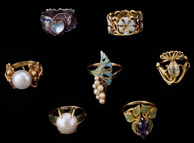 Gouden, zilveren en koperen ringen met email, opaal, parels, amethisten en briljante diamanten door Rene Jules Lalique