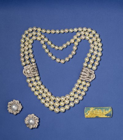 Selectie van Pareljuwelen: Drierrijige Parelketting met Diamanten Clips; Boutonvormige Zuidzeekweekpareloorbellen; Gouden en Emaille Broche door Lalique, ca.1900 door Rene Jules Lalique