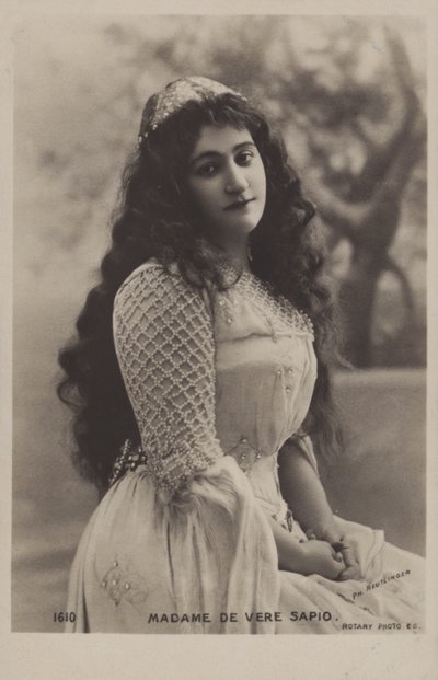 Clementine de Vere Sapio, Frans-Amerikaanse operasopraan. door Reutlinger Studio