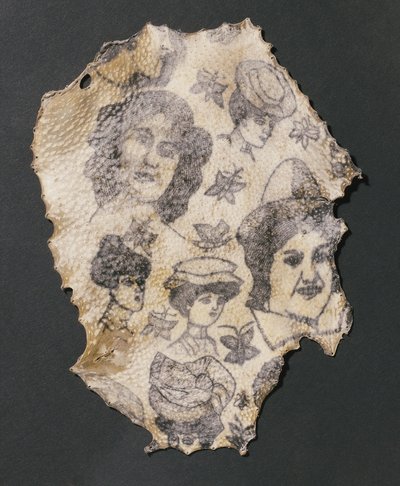 Getatoeëerde menselijke huid van vrouwenhoofden en vlinders, Frans door John Pardon