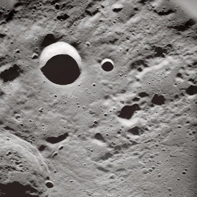 Lange schaduwen op het maanoppervlak door John Pardon