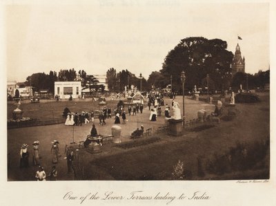 Mensen ontspannen in Crystal Palace Park, Sydenham door John Pardon
