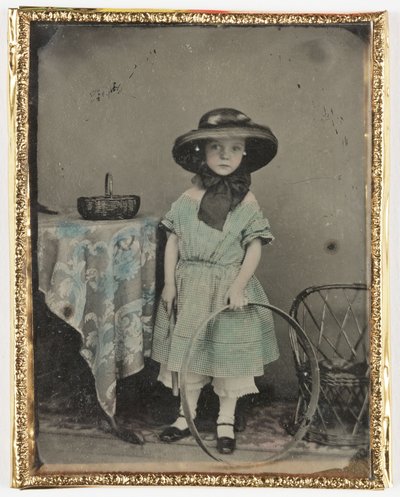Portret van een meisje met een hoepel bij een tafel, ca. 1840-1890 door John Pardon