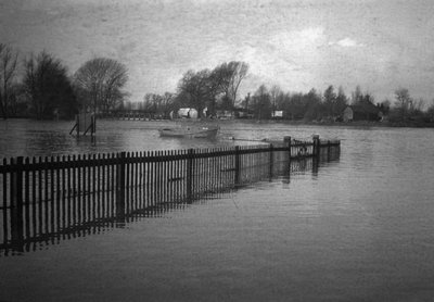 De overstroomde rivier de Theems door John Pardon