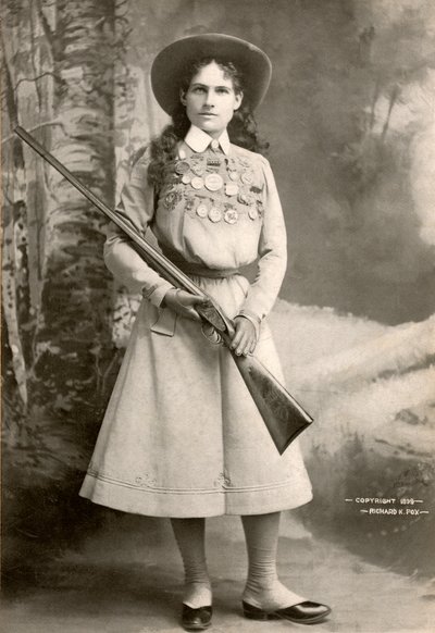 Annie Oakley met een geweer door Richard Kyle Fox