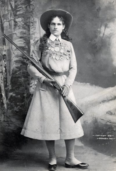 Annie Oakley, gepubliceerd ca. 1899 door Richard Kyle Fox