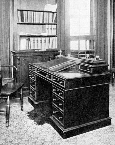 Stoel en bureau van Charles Dickens, gebruikt in Gadshill, 1923 door Rischgitz Collection