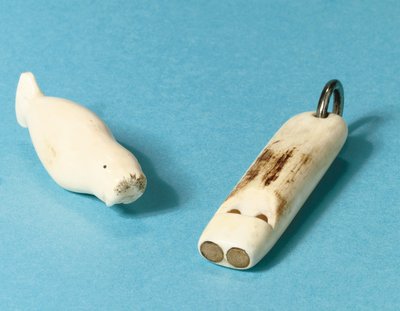 Model van een walrus en een fluit door Roald Engelbergt Gravning Amundsen