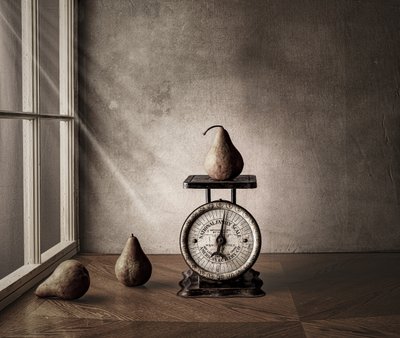 Vintage peren en weegschaal door Rob Ryan