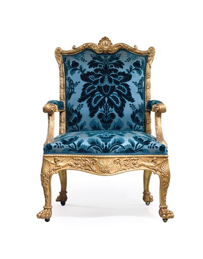 Een van een paar George III vergulde houten armstoelen door Robert Adam
