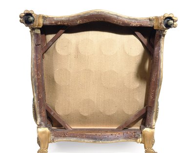 Een van een paar George III vergulde houten armstoelen door Robert Adam