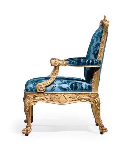 Een van een paar George III vergulde houten armstoelen door Robert Adam