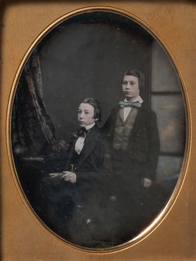Twee jonge mannen in strikjes, een zittend met een boek, een staand door Robert Boning