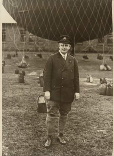 [Portret van een ballonvaarder]. door Robert Petschow