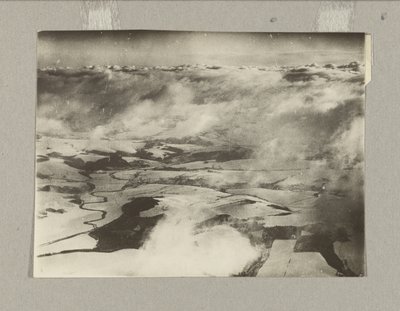 [Blik door de wolken]. door Robert Petschow