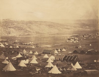 Cavaleriekamp, kijkend in de richting van Kadikoi. door Roger Fenton