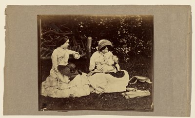 [Slapend kind met twee vrouwen zittend op gras] door Roger Fenton